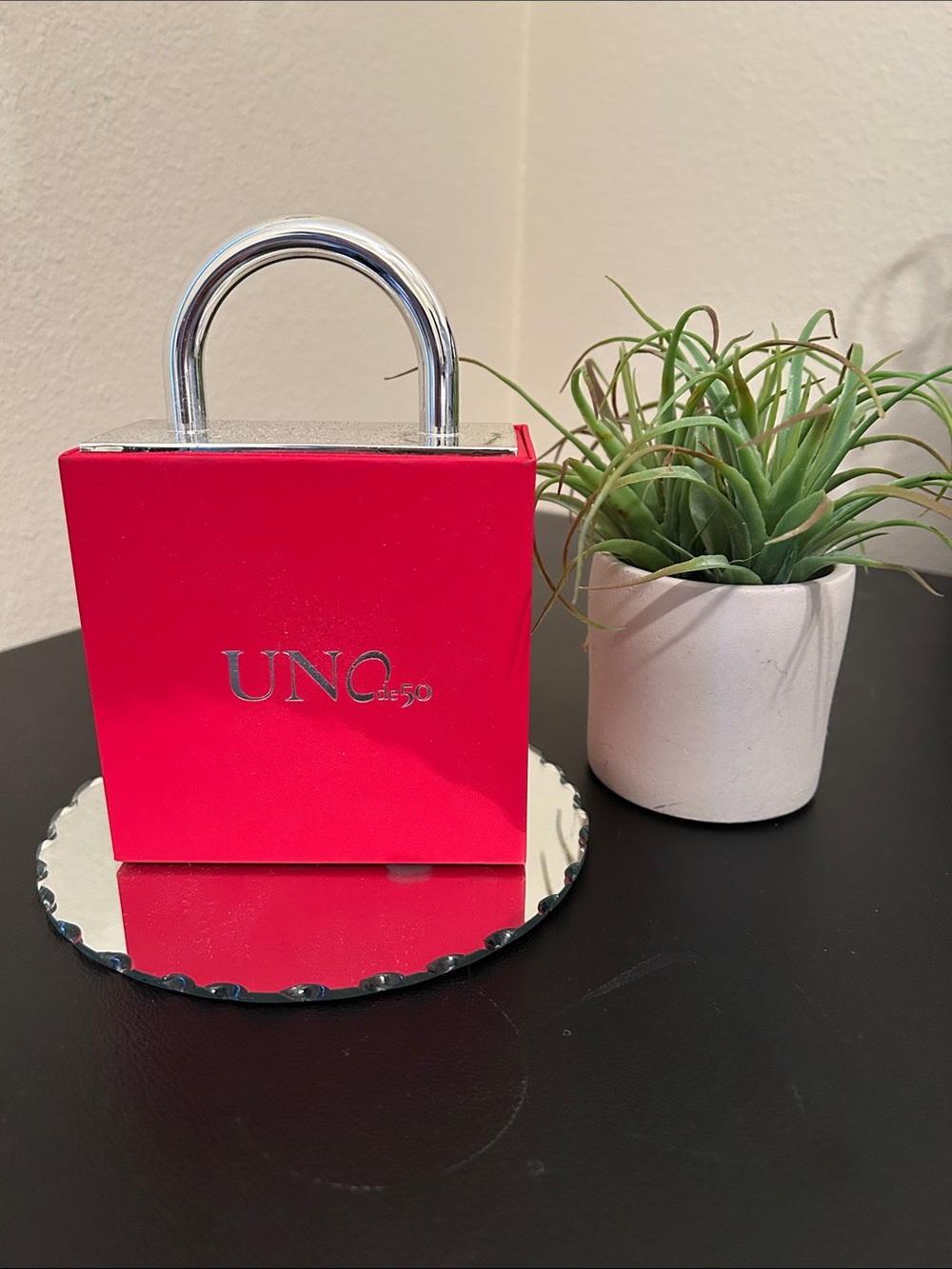 UNO de 50 Red Padlock Style Box with Silver Handle